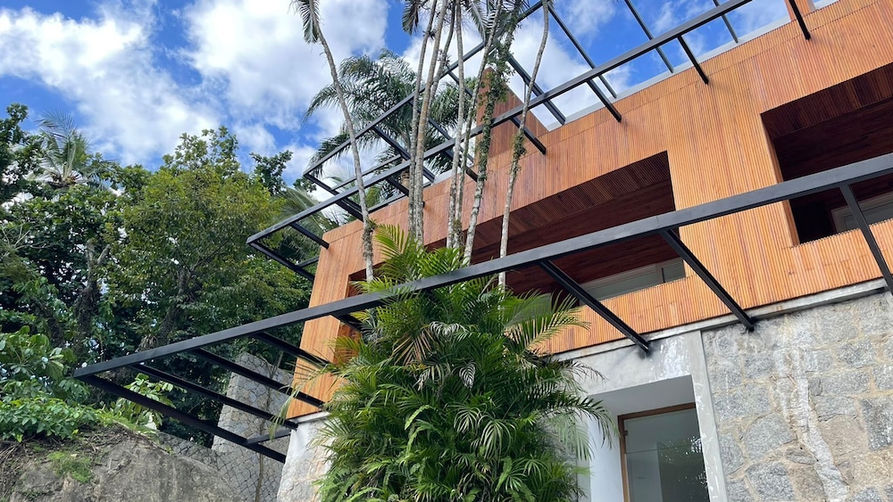 Hotel Bahari Suites - Image 1