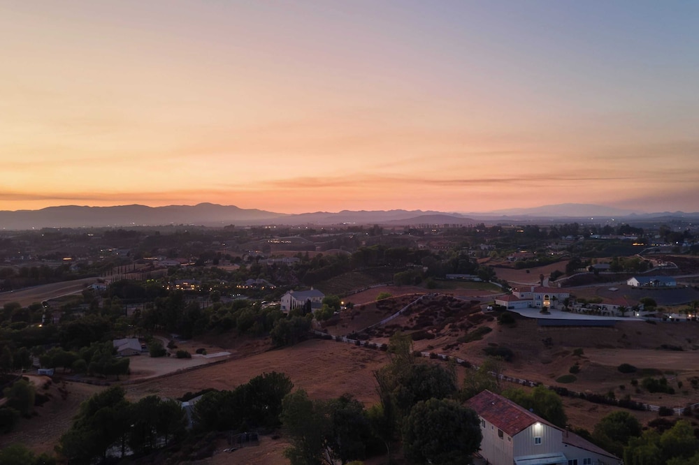 Wine Country Retreat Gorgeous Views, Minutes to Wineries