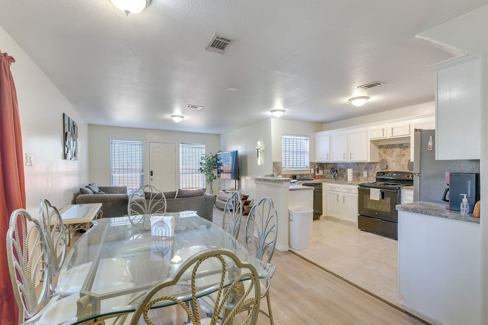 4 Mi to NRG Stadium: Spacious Houston Townhome!