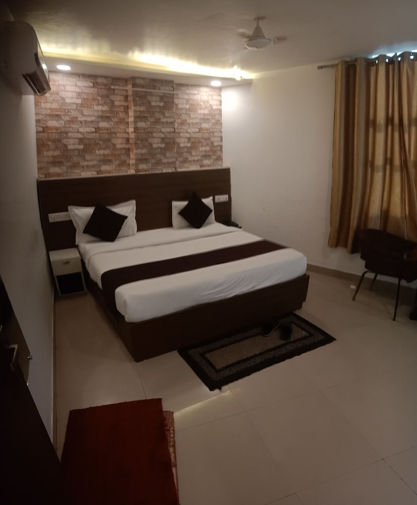 Hotel S.R. Plaza