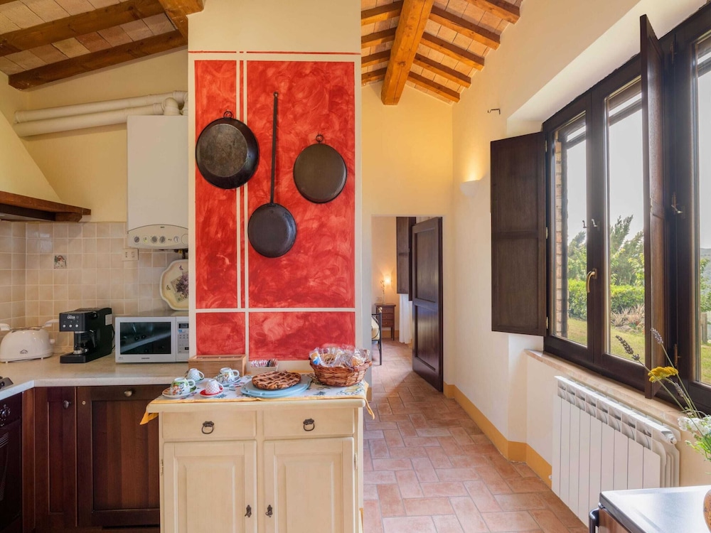 Fabulous Holiday Home With Wifi in Monte San Martino Italy view 5