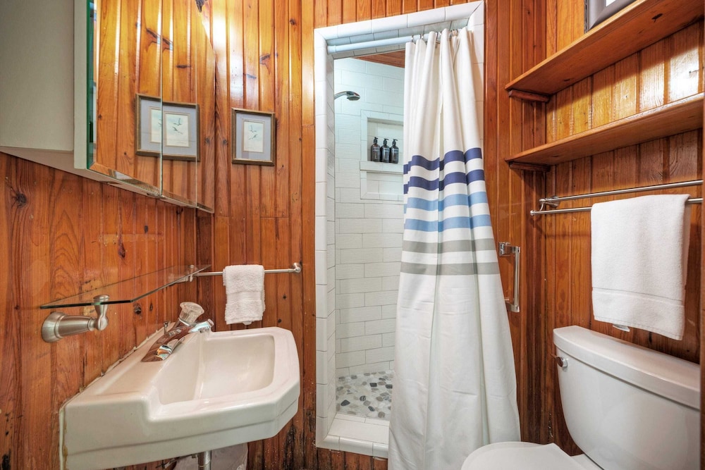 The Koi Marlin Port A Home w/ Pool, Pond, Grill & Near Beach + Marinas
