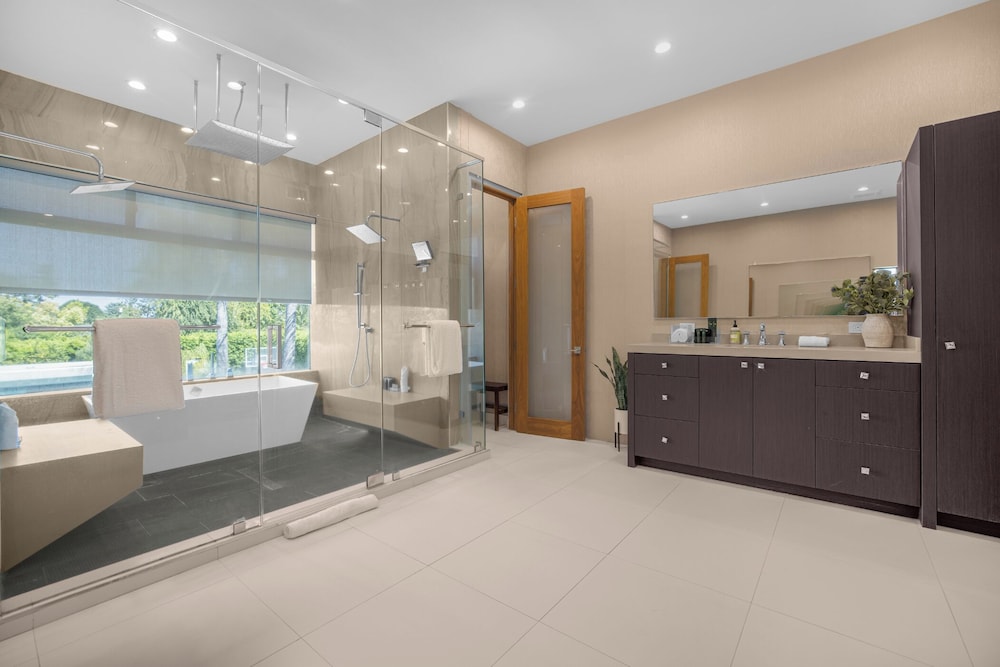 Louise Modern - Luxury Smart Estate in Encino w/ Pool, Gym & Spa