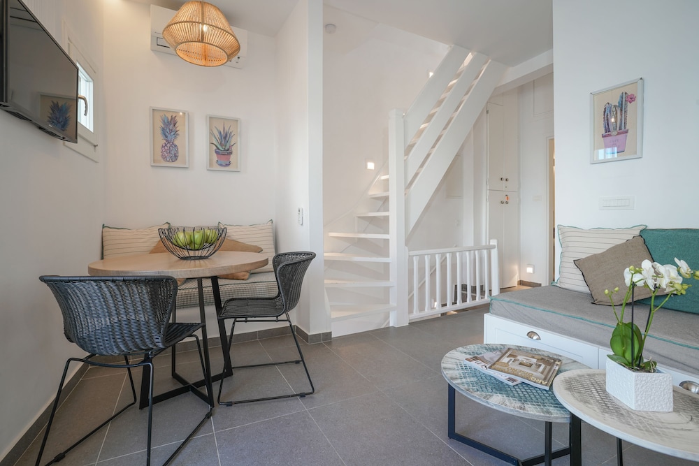 Mykonos 22 Superb Town Penthouse With Jacuzzi Spa