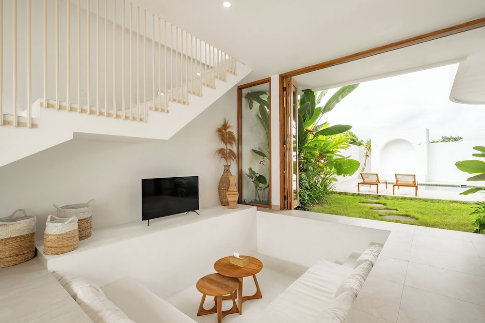 Tropical Modern Villa Amaya by OriVista