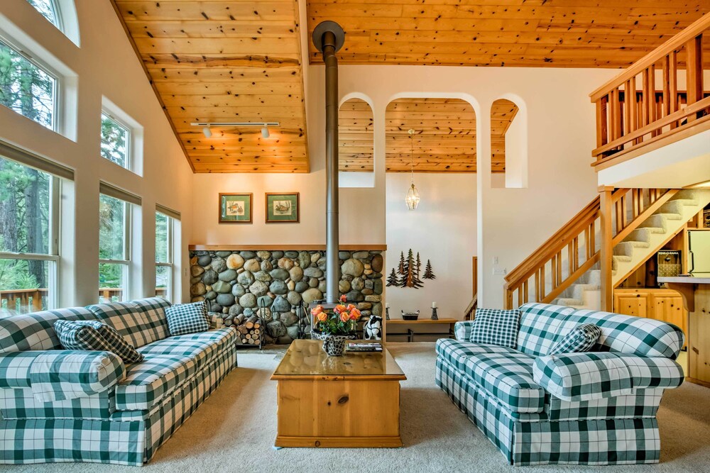 Lake Tahoe Vacations - Tahoe Donner Cabin: Deck, Trail Access, EV Charger - Property Image 8