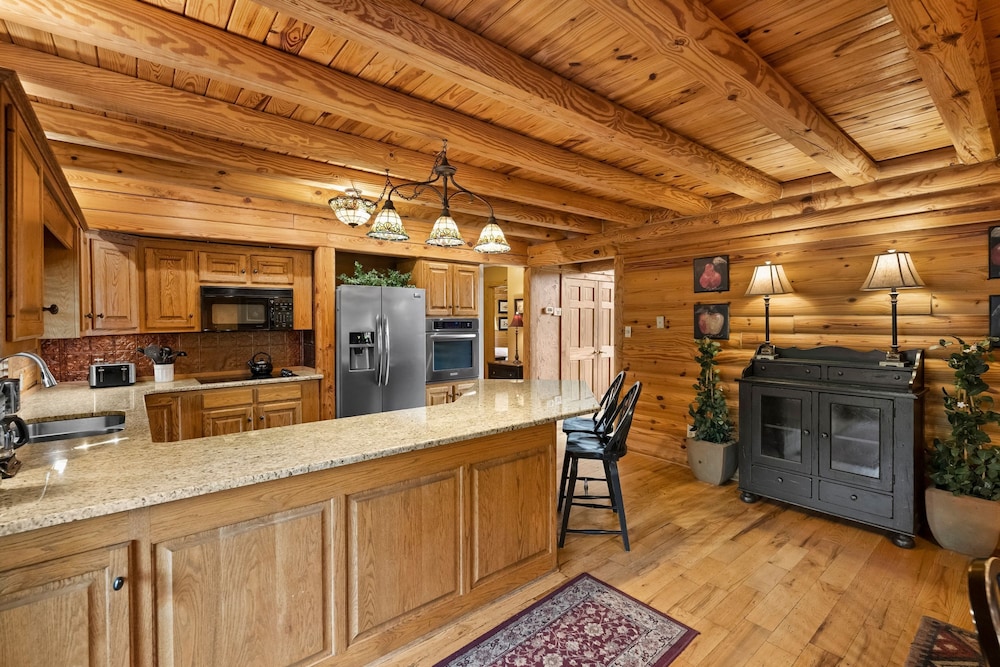 Lakeside Lodge by Avantstay Hot Tub Dock