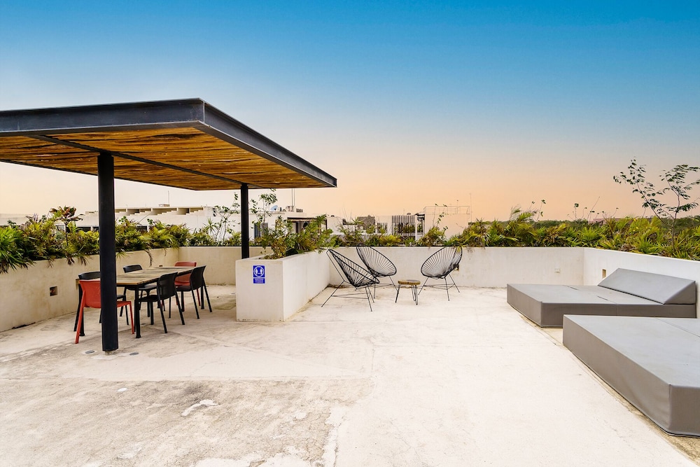 Luminous Private Pool Condo & Communal Rooftop Pool Lounge view 4