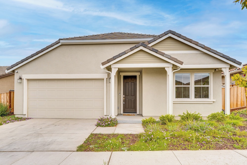 Newly Built Home w/ Patio: 4 Mi to Dtwn Hollister