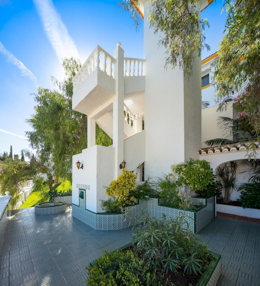Large Luxury Family Villa 500m From Beach