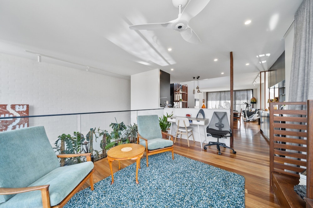 Luxurious 2-bed: Pool, Lift, Dining