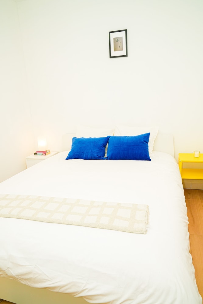 1BR Apt With Living Room Near CityArea