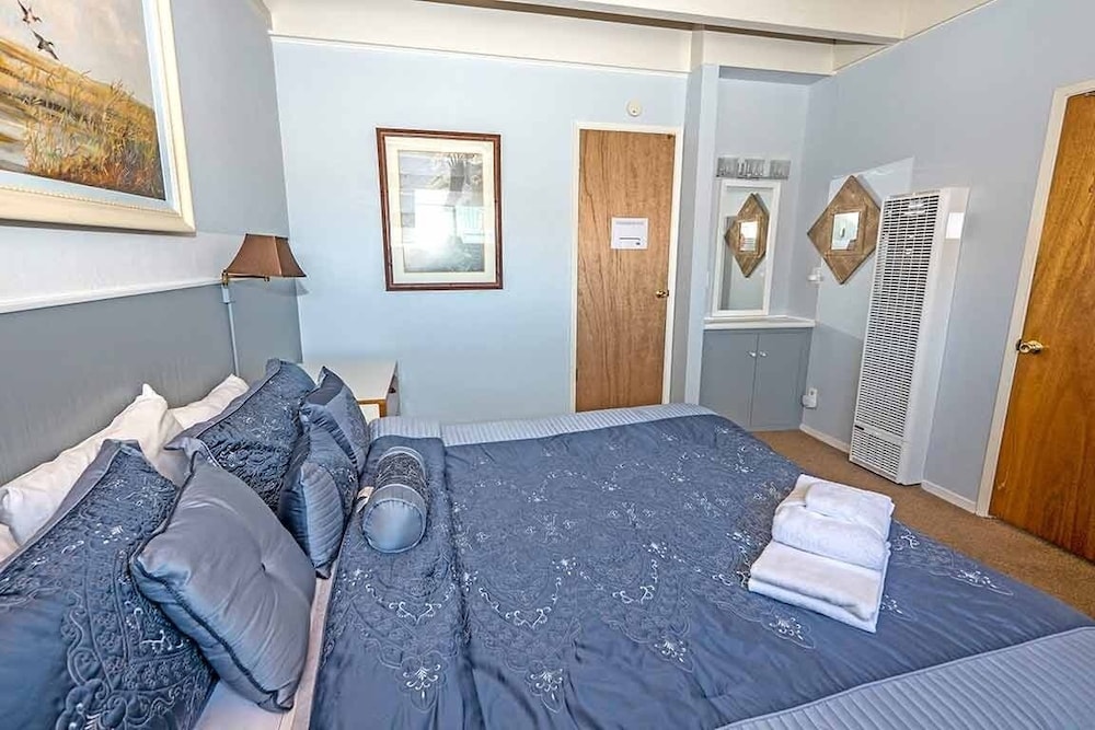 439 Ala Wai, 105 1 Bedroom Condo by RedAwning