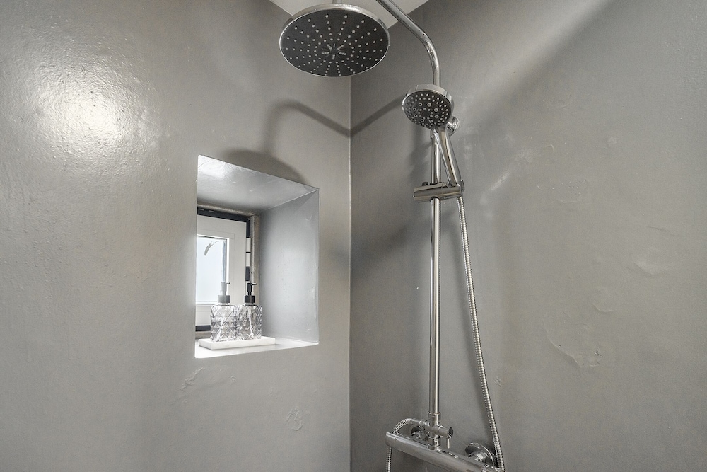 Urban Escape: 1-Br W/Mezzanine Near Campo Ourique