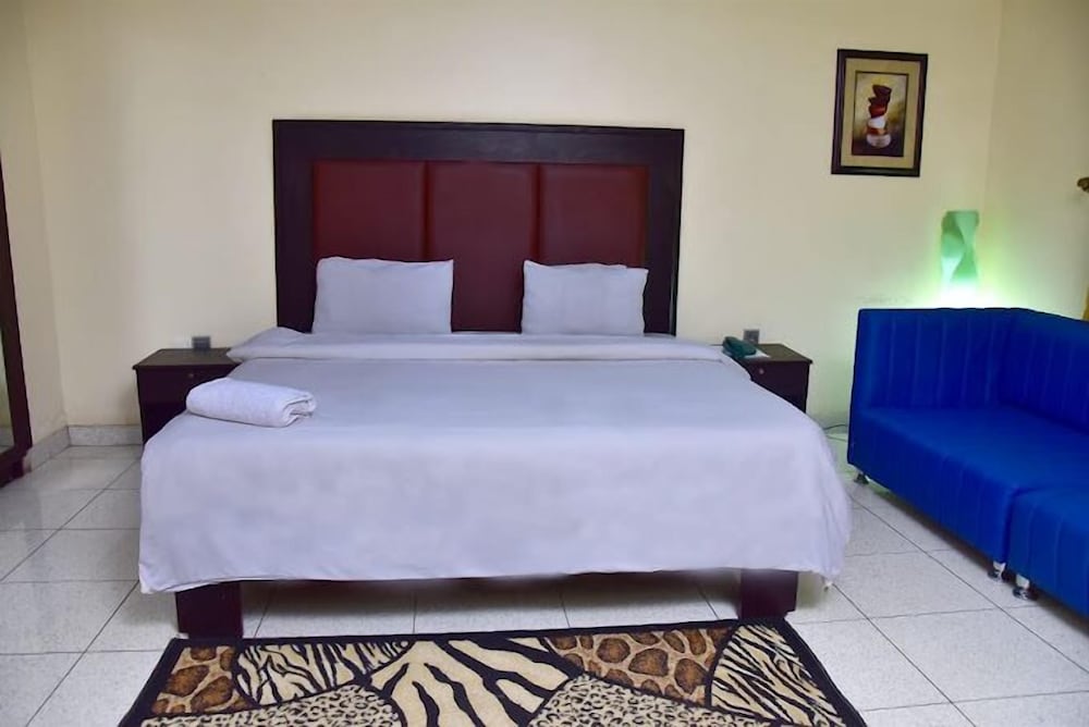 CANDOW HOTEL