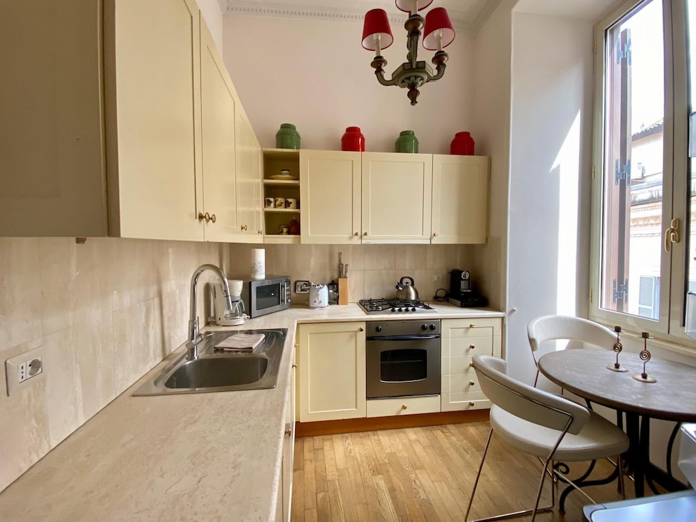 A Prince in Rome Elegant Navona Terrace Apartment
