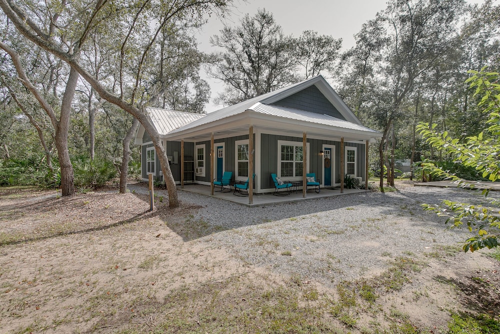 Charming Darien Hideaway w/ Porch, Near Downtown! view 4