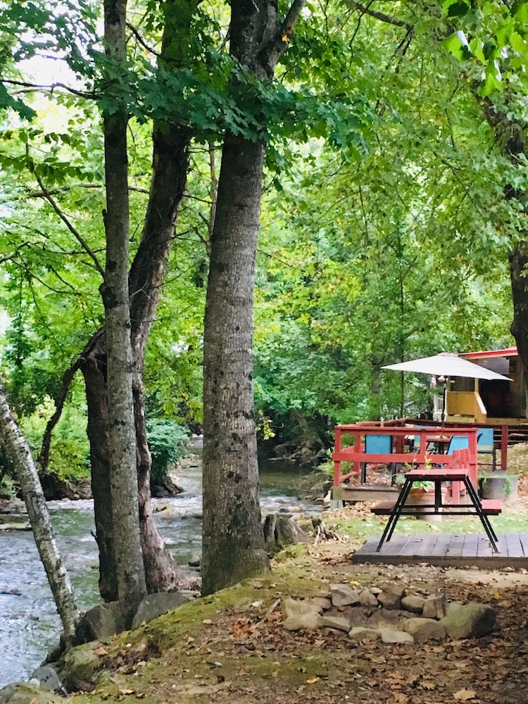 Smoky View Cottages & RV Resorts