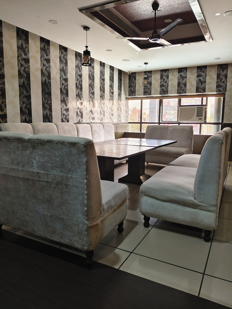 Park Square Hotel And Banquet