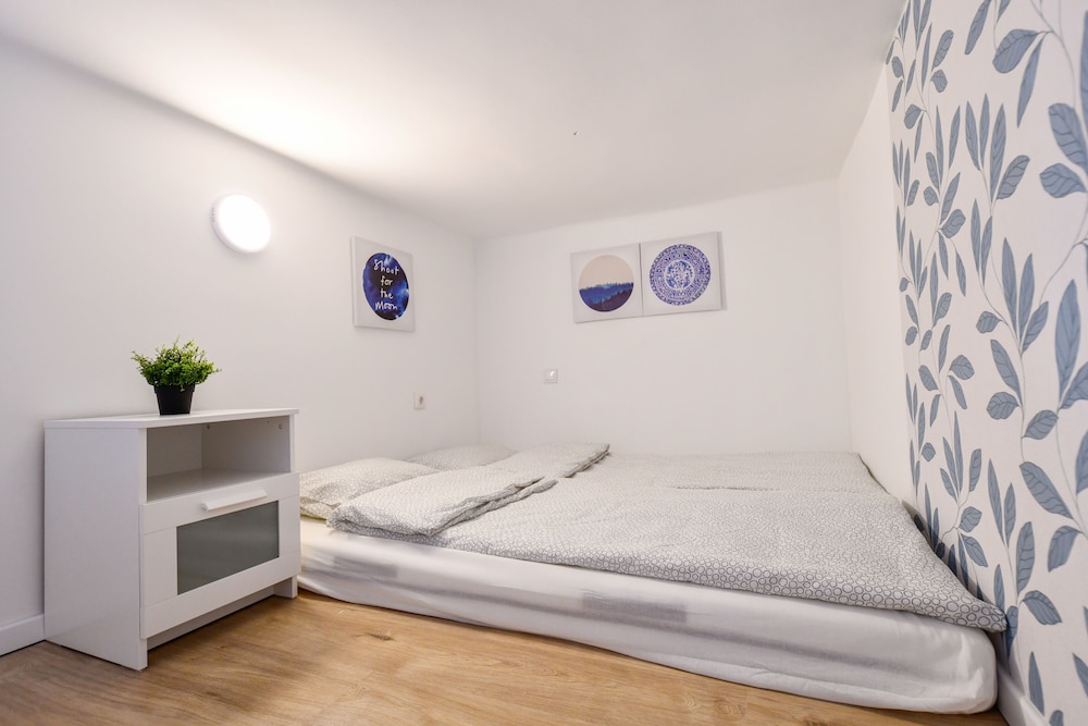 Cosy flat in Dob street, Juliet view 4