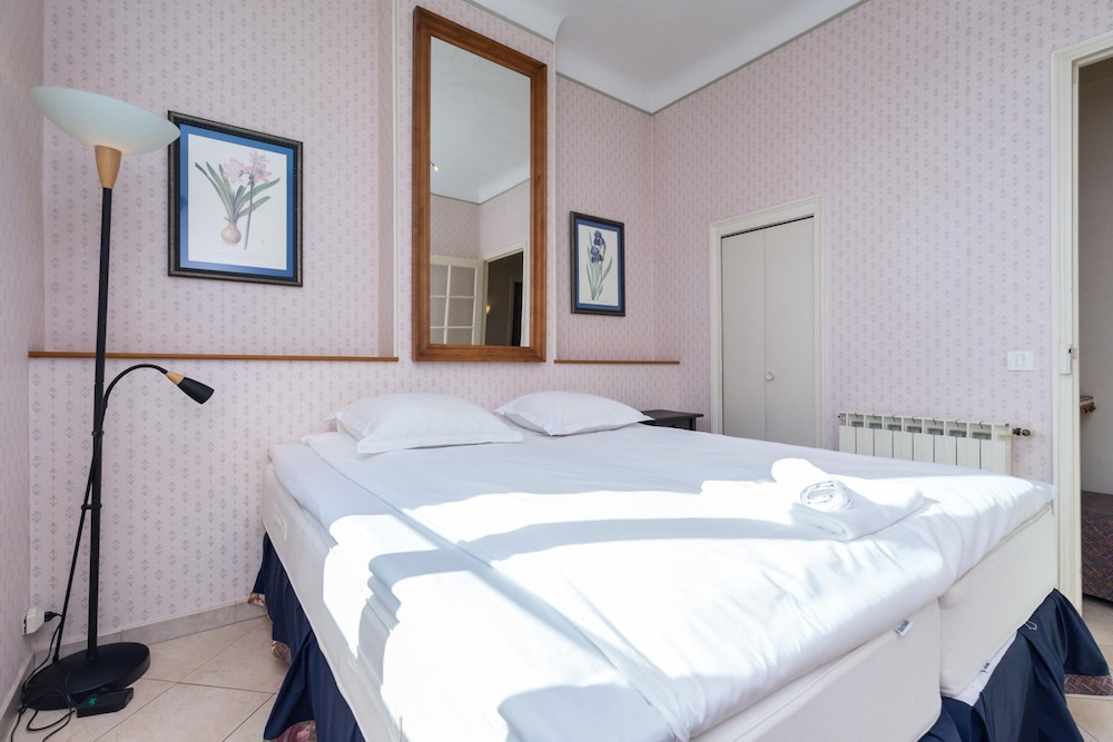 Three Bedroom two Bathroom Apartment in Center of Cannes on Quiet Street Minutes From the Palais - 2002