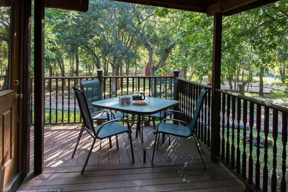Mendelbaum Winery Guest Cabins