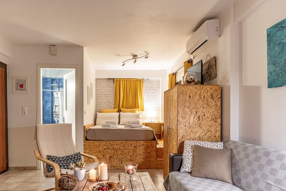 Downtown Central Suite With Private Parking