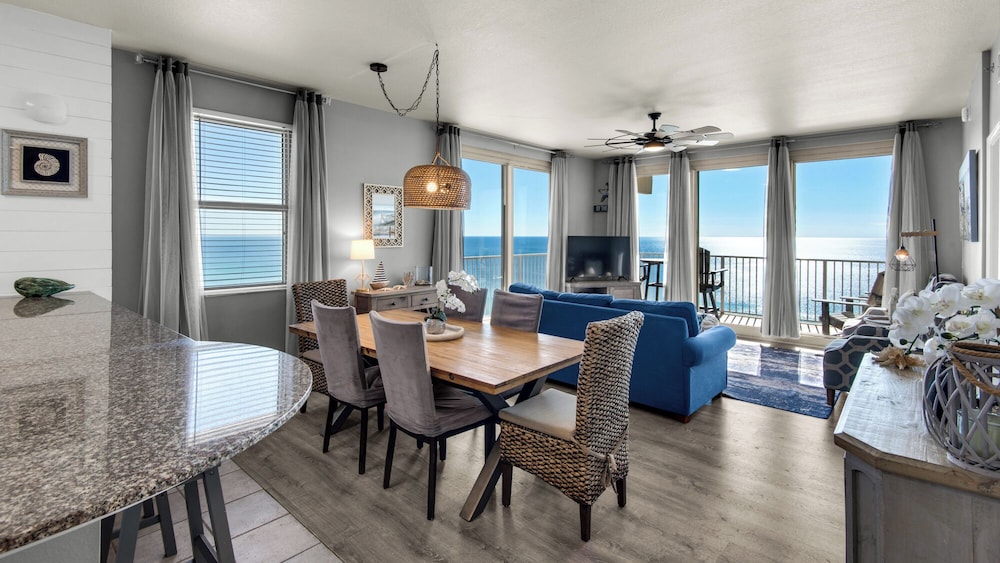 Beachfront Corner Unit w/ Wrap-around Balcony, Close to Attractions!