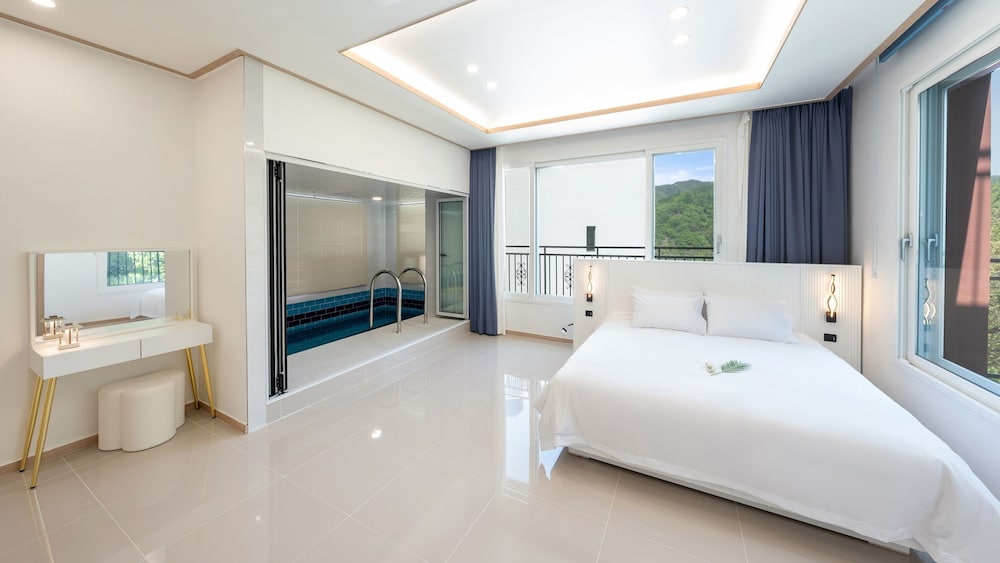 Gapyeong Laonjena Pool Villa