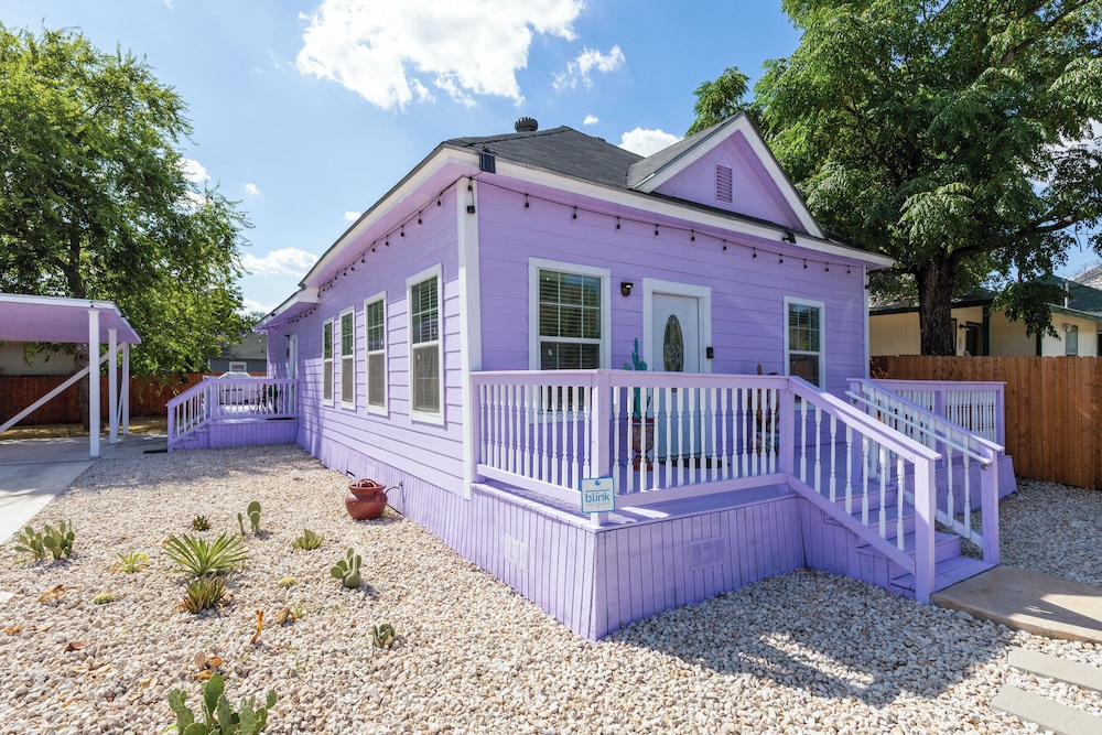 Walk to Alamodome! Stylish Home w/ Private Parking