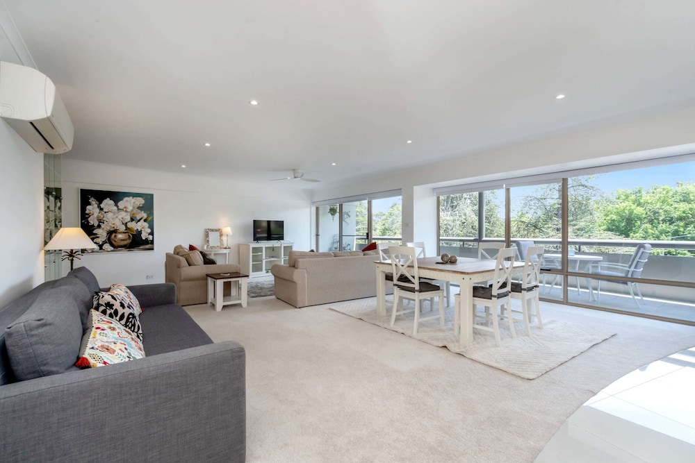 Spacious 2-bed Apartment Near Dining & Attractions