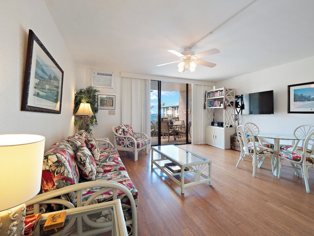 Kona Reef F2 Charming Oceanfront Condo for 4!