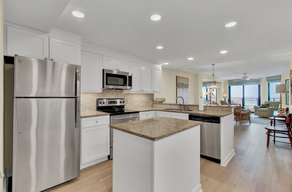 303a Shipwatch by Avantstay Ocean View Shared Pool Boardwalk to Beach