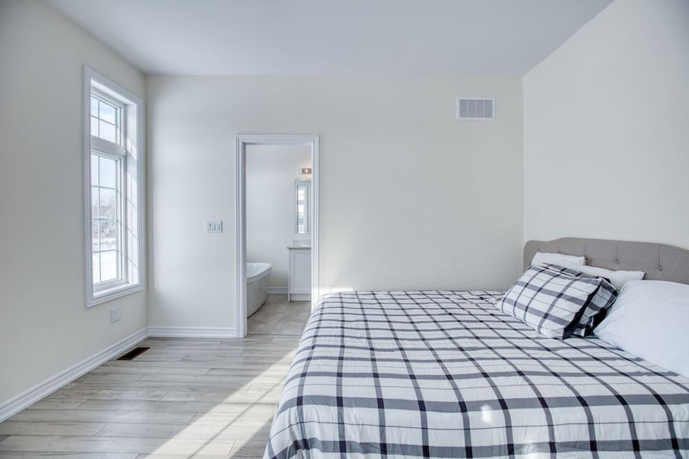 Spacious Brand New 4-bed Retreat in Quinte West