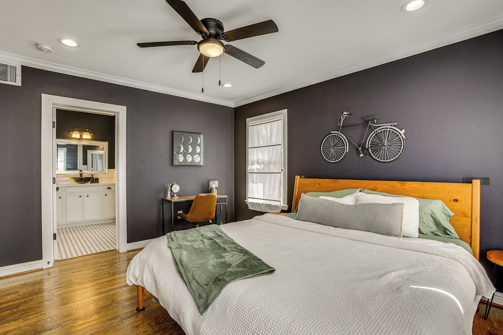 Condo 2 Mi to Houston Zoo & Museum District!