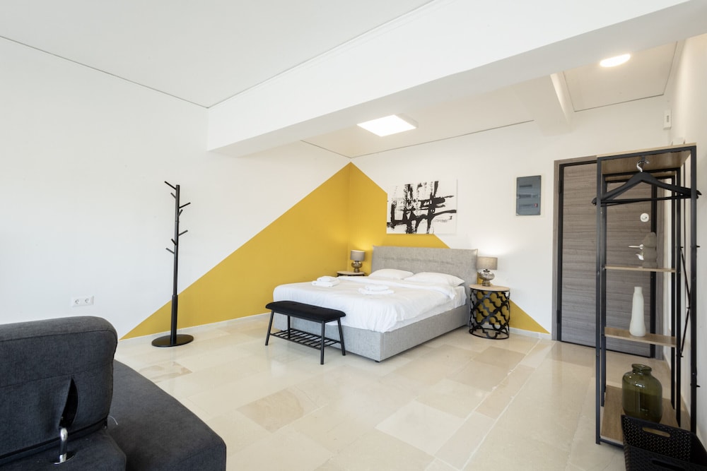 Spacious Urban Retreat Central 2-bedroom Haven for 8