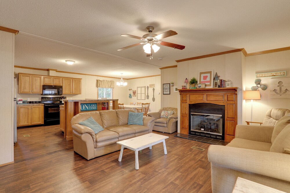 Greers Ferry Lake Access: Cabin w/ Boat Slip!