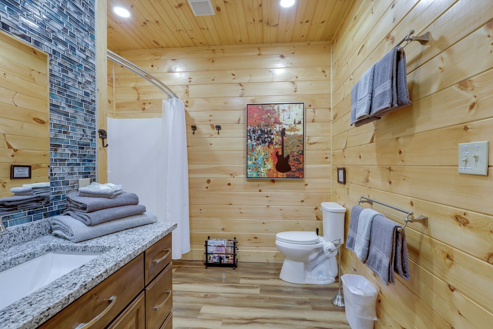 Majestic Mountain Views: Sevierville Escape!