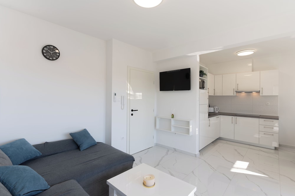 Meridian Pool Residences