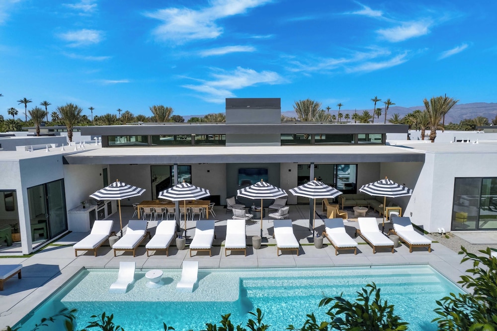 Sleeps 32 2 Villas, Pool, Putting Green+bocce Polo Villas Amara by Avantstay