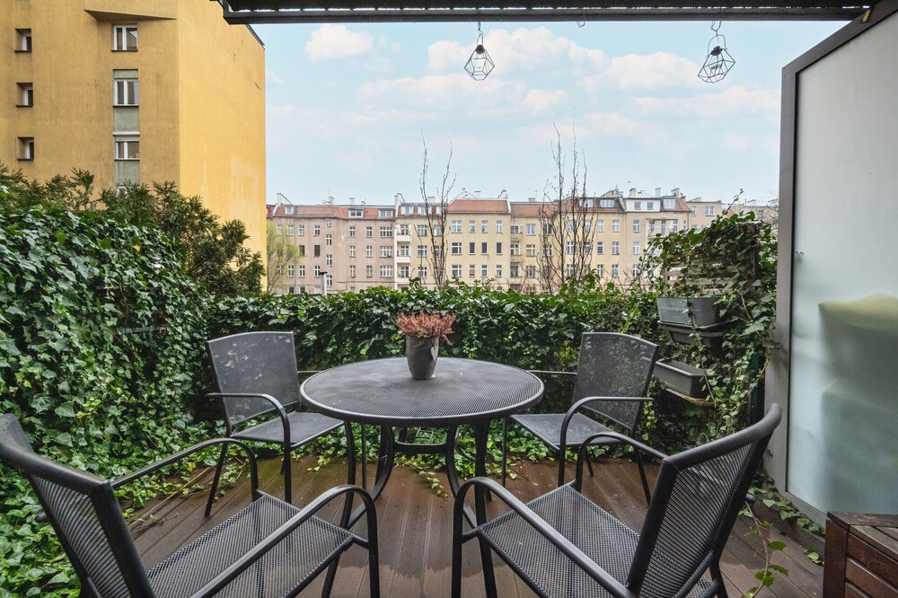 Modern Apartment Terrace by Renters