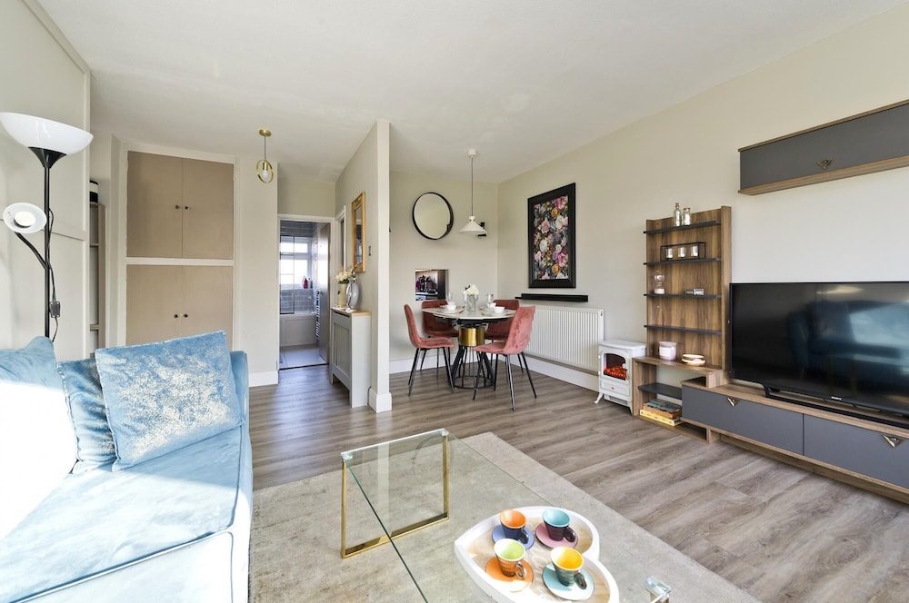 Attractive two Bedroom Flat in Ealing Broadway by Underthedoormat