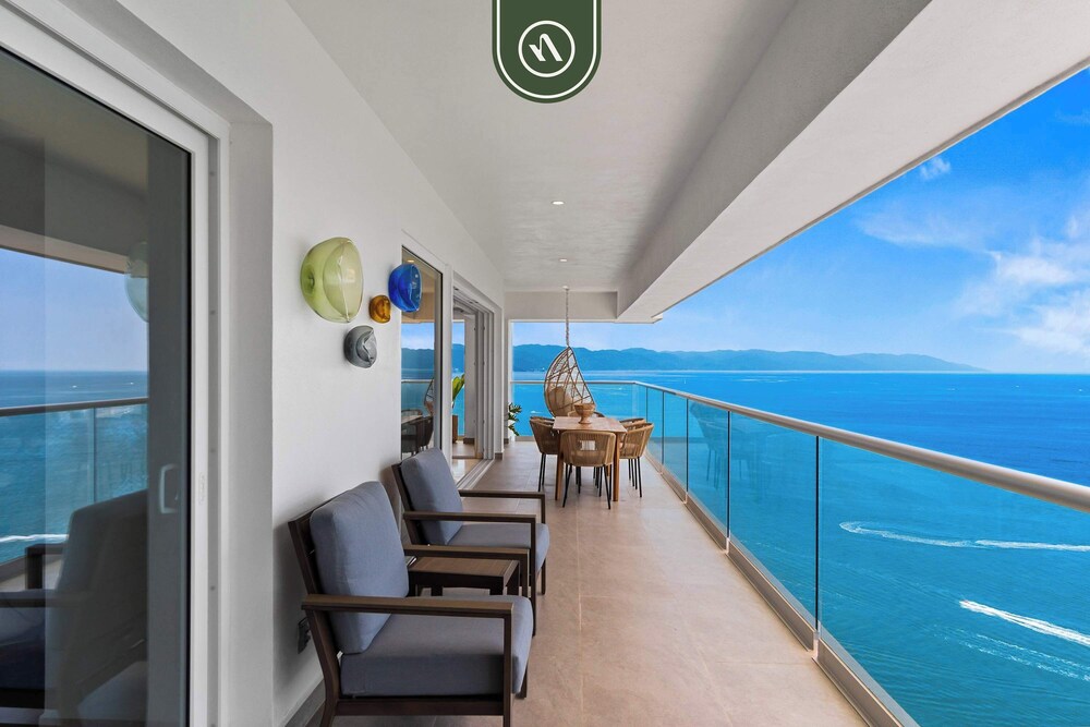 Luxury 4 BR Condo Amazing Views - Beach - Pools