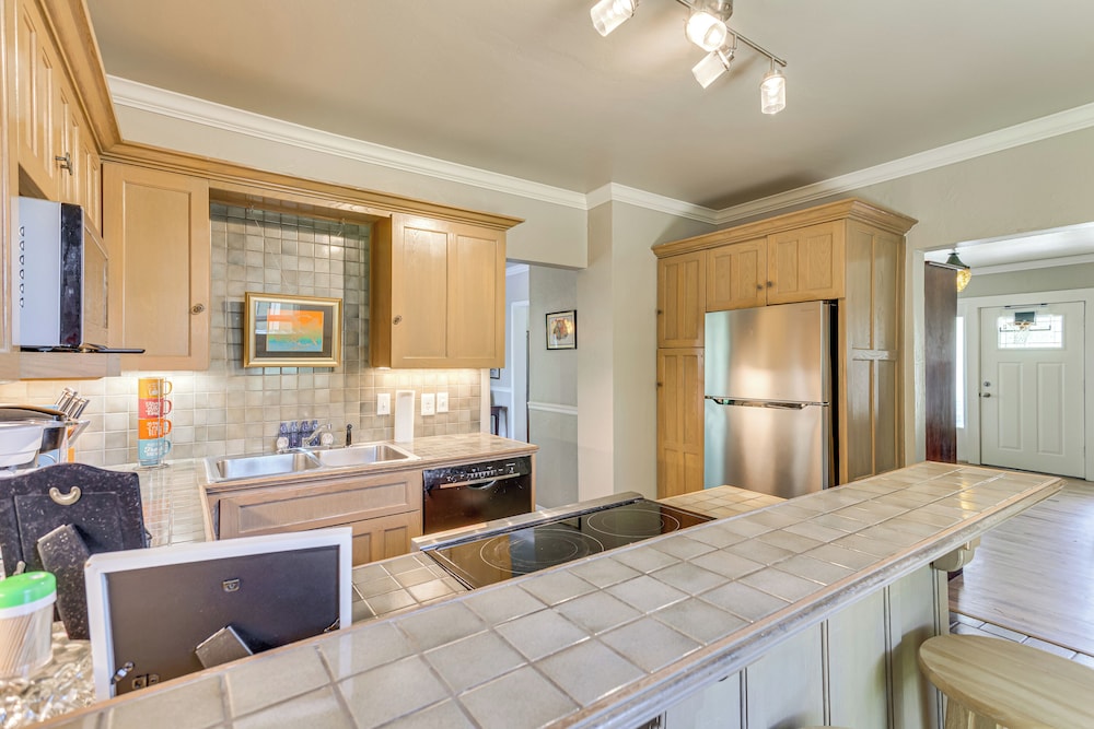 3 Mi to Dtwn Okc: Pet-friendly Paseo Gem!
