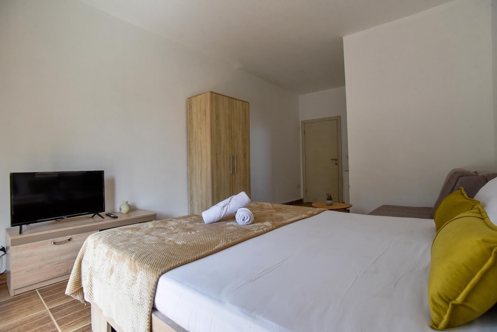 Vacation Flat w Garden and Balcony in Ulcinj photo 5
