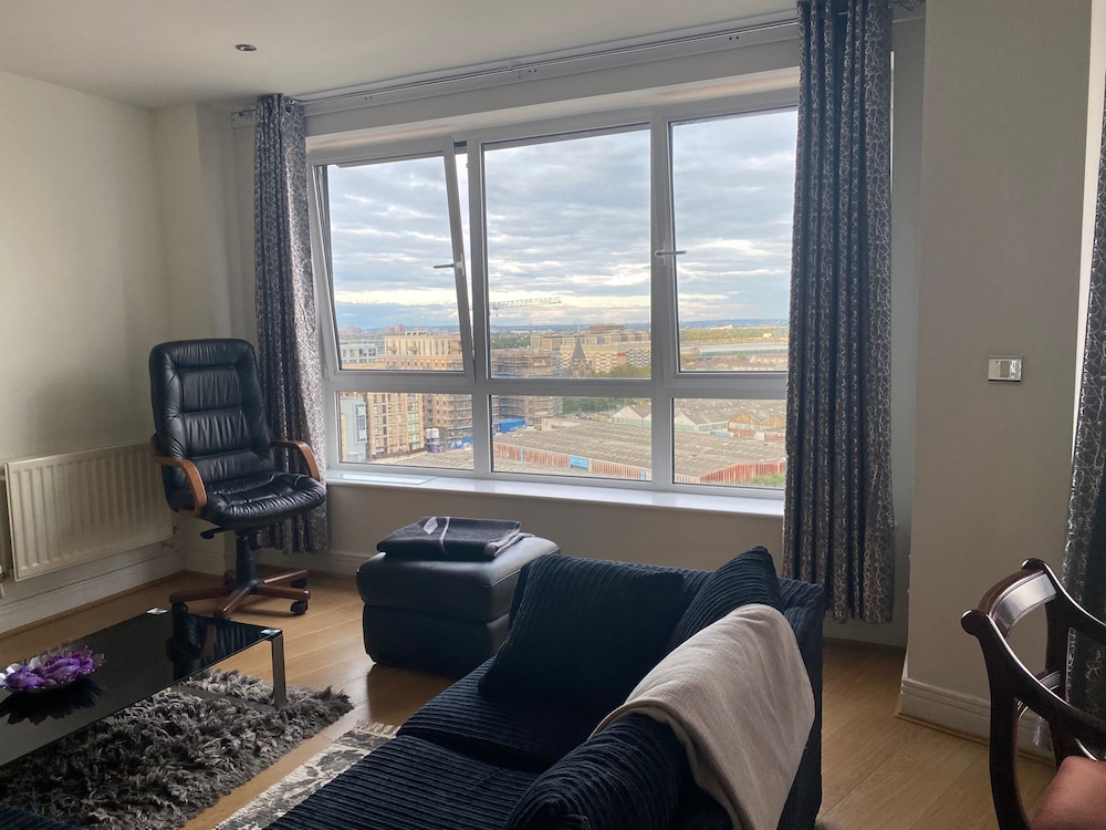 London Riverside Apartment-2 Bed-freep-balcony