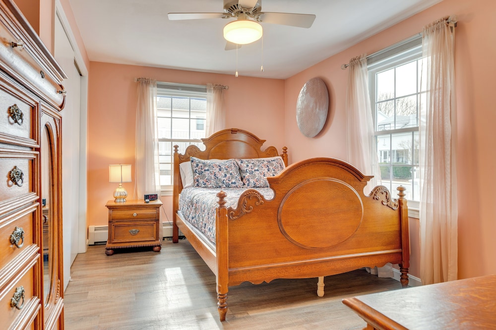 Near Beaches & Waterfront Dining: Home in Hampton!