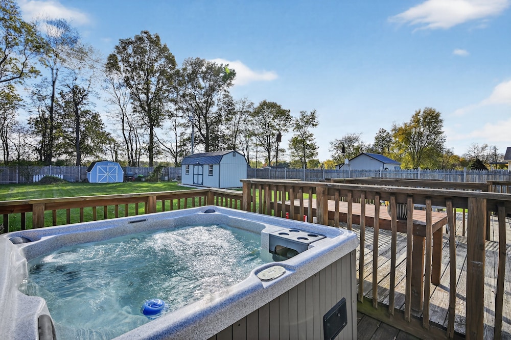 Cozy Retreat With Hot Tub In Peaceful Goshen 4 Bedroom Home