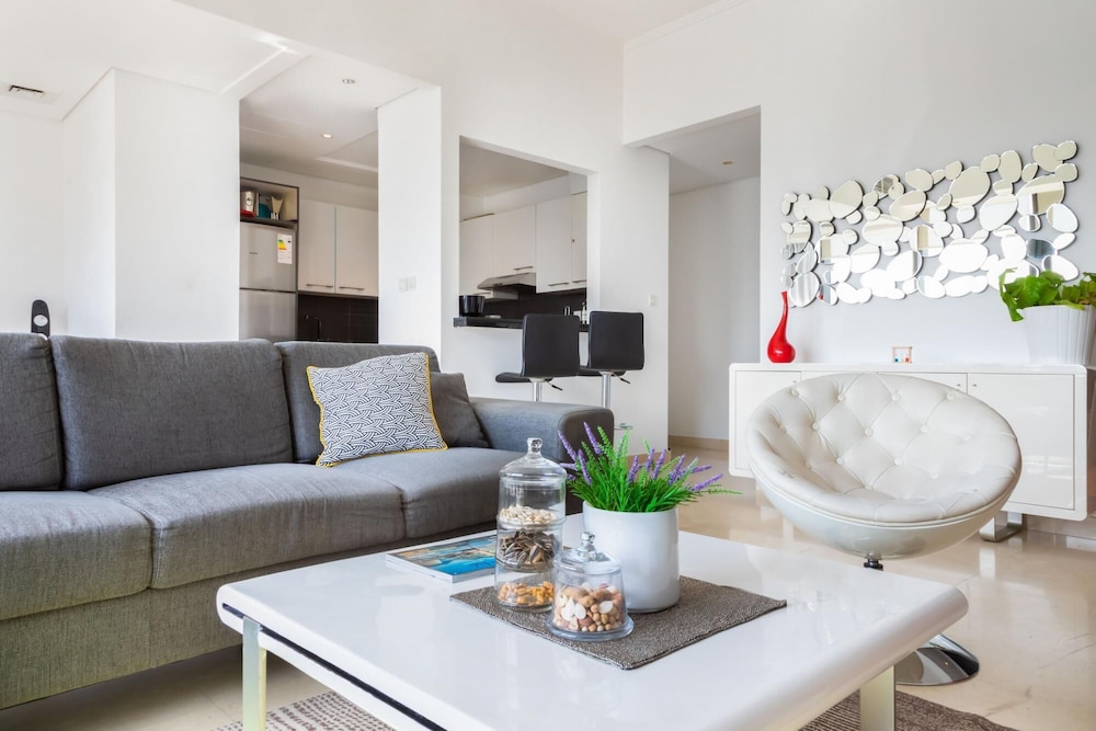 Big Bright Luxury Marina View Apt Near Beach