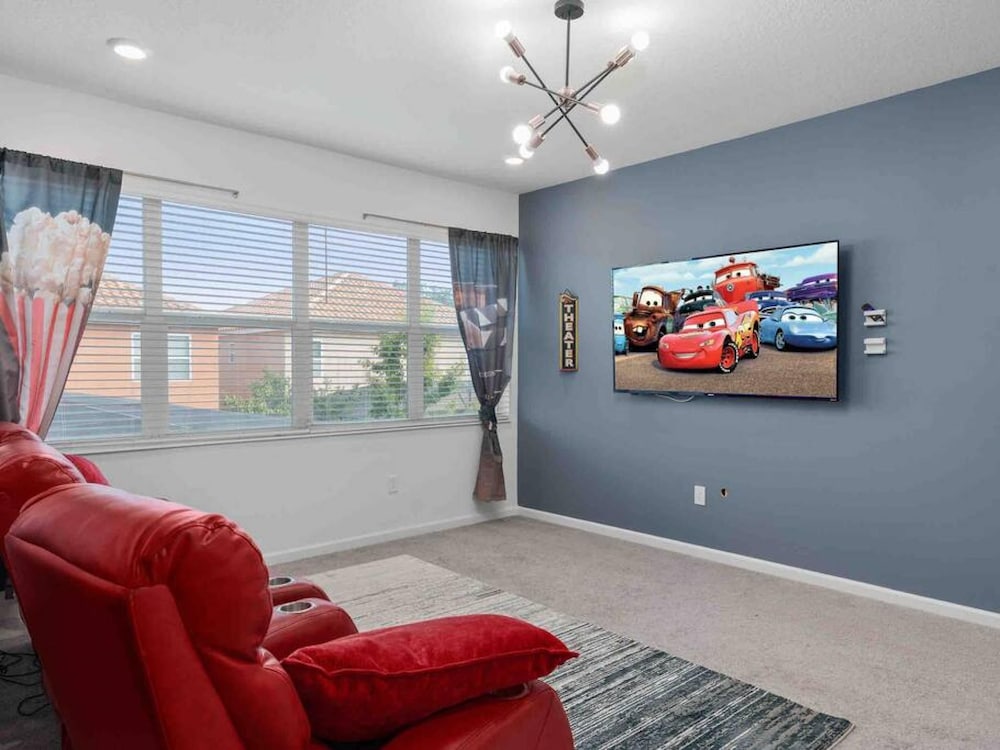 Super Blue- Sleeps 24 w Pool Movie Loft